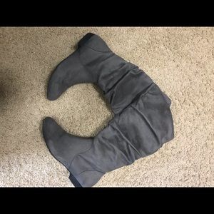 Women’s gray flat boots size 7